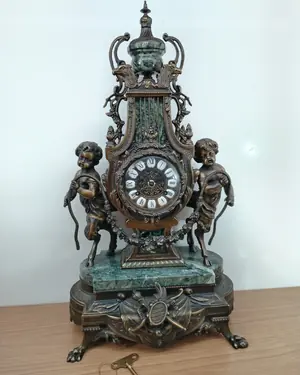 Reloj imperial Franz Hermle con figuras de querubines y base de mármol verde - miniatura 1