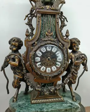 Reloj imperial Franz Hermle con figuras de querubines y base de mármol verde - miniatura 2