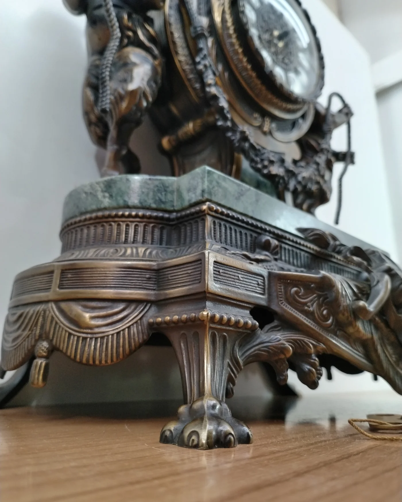 Reloj imperial Franz Hermle con figuras de querubines y base de mármol verde - imagen 3