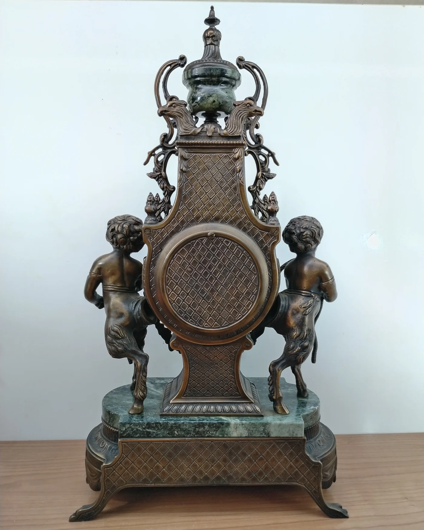 Reloj imperial Franz Hermle con figuras de querubines y base de mármol verde - imagen 4