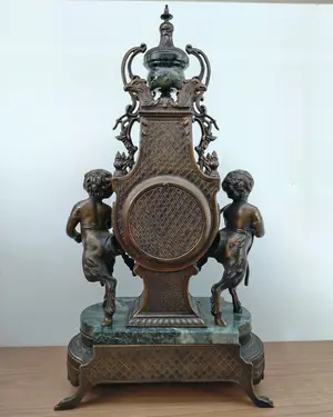 Reloj imperial Franz Hermle con figuras de querubines y base de mármol verde - miniatura 4
