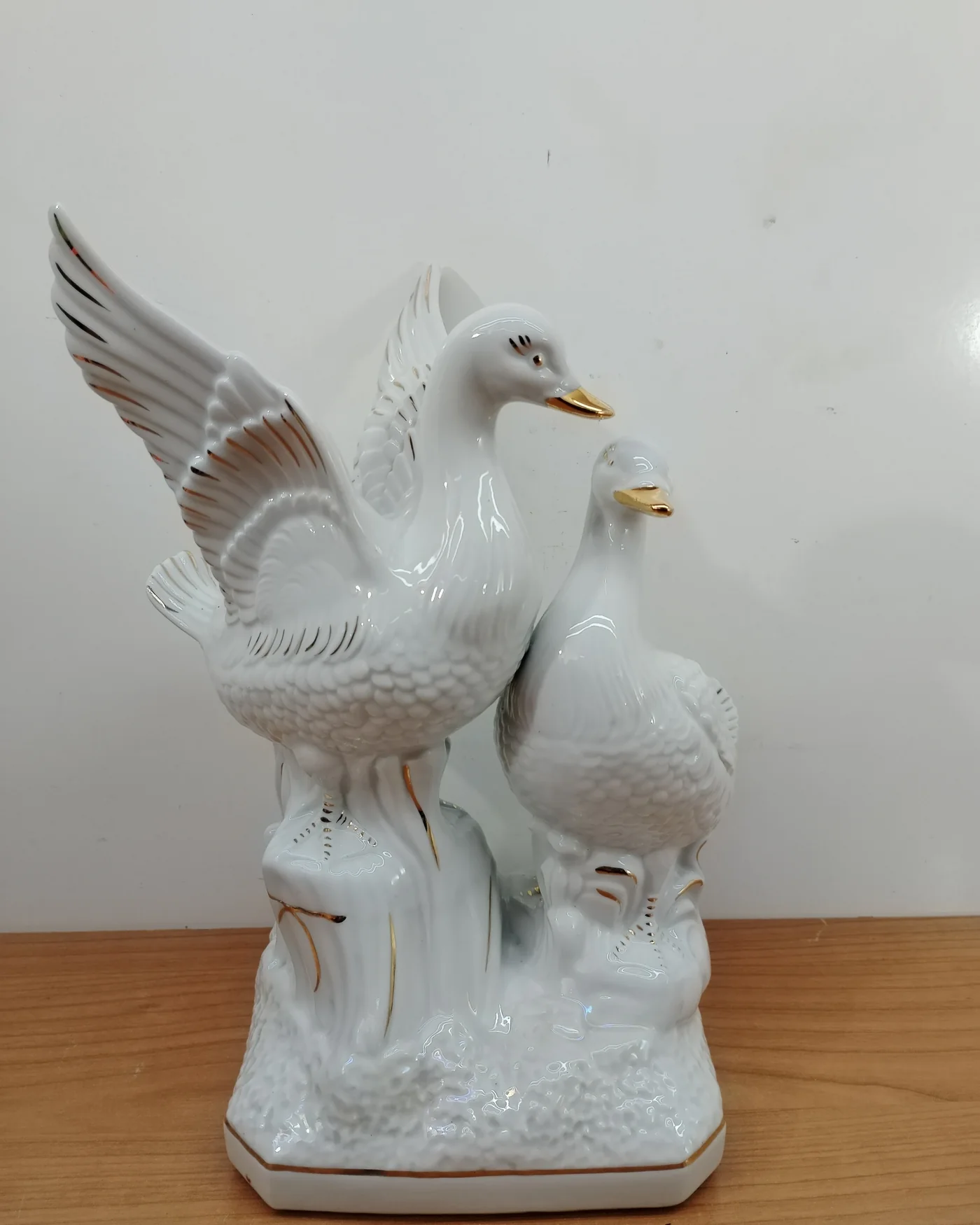 Figura de palomas en porcelana con detalles dorados - imagen 1