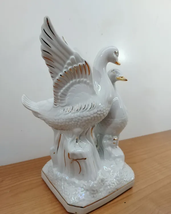 Figura de palomas en porcelana con detalles dorados