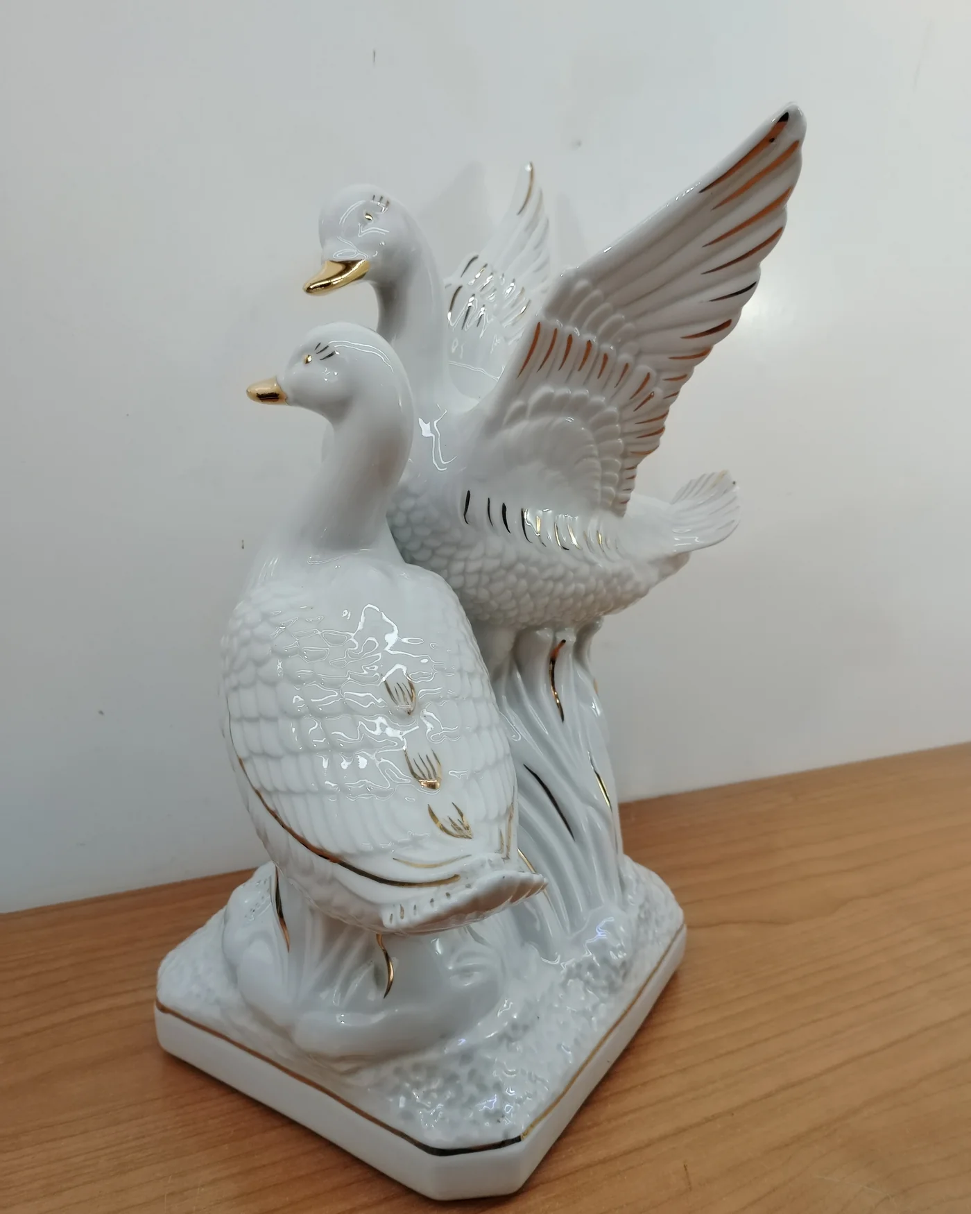Figura de palomas en porcelana con detalles dorados - imagen 3