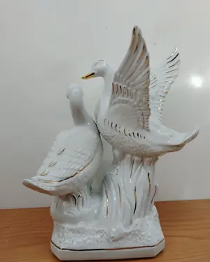 Figura de palomas en porcelana con detalles dorados - miniatura 4