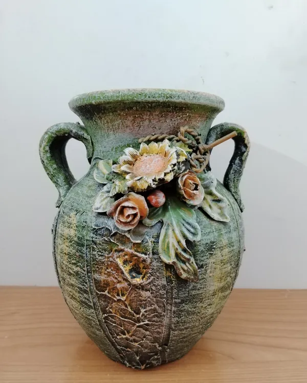 Jarrón decorativo texturizado con flores