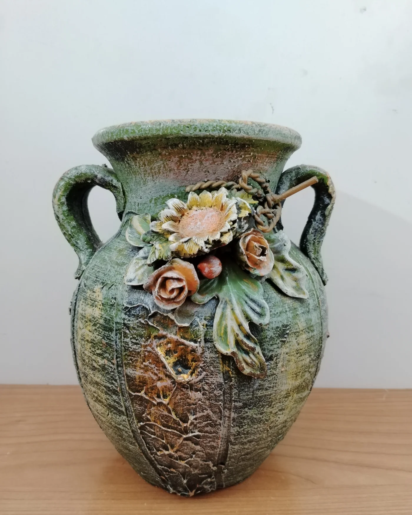 Jarrón decorativo texturizado con flores - imagen 1