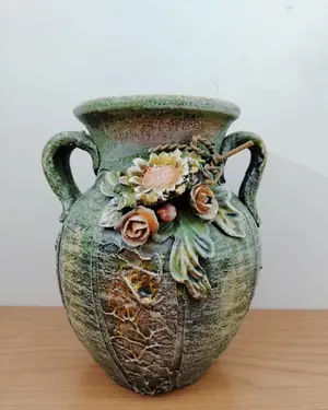 Jarrón decorativo texturizado con flores - miniatura 1