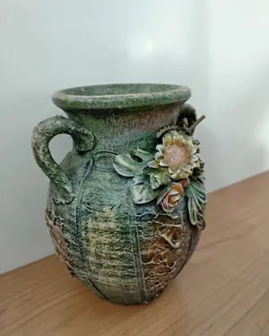 Jarrón decorativo texturizado con flores - miniatura 2