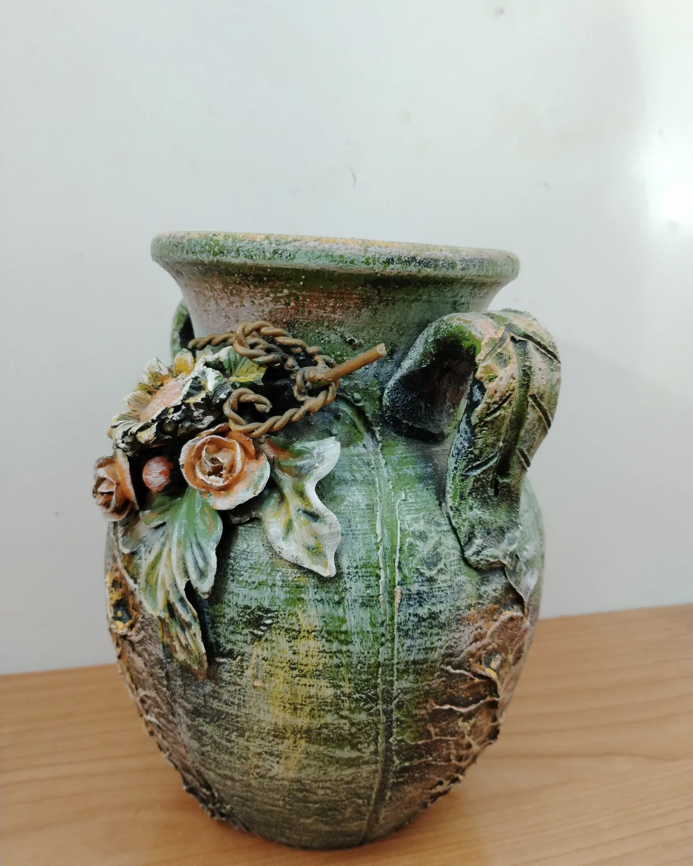 Jarrón decorativo texturizado con flores - imagen 3
