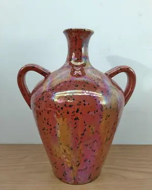 Jarrón decorativo de cerámica con acabado iridiscente y asas - miniatura 1