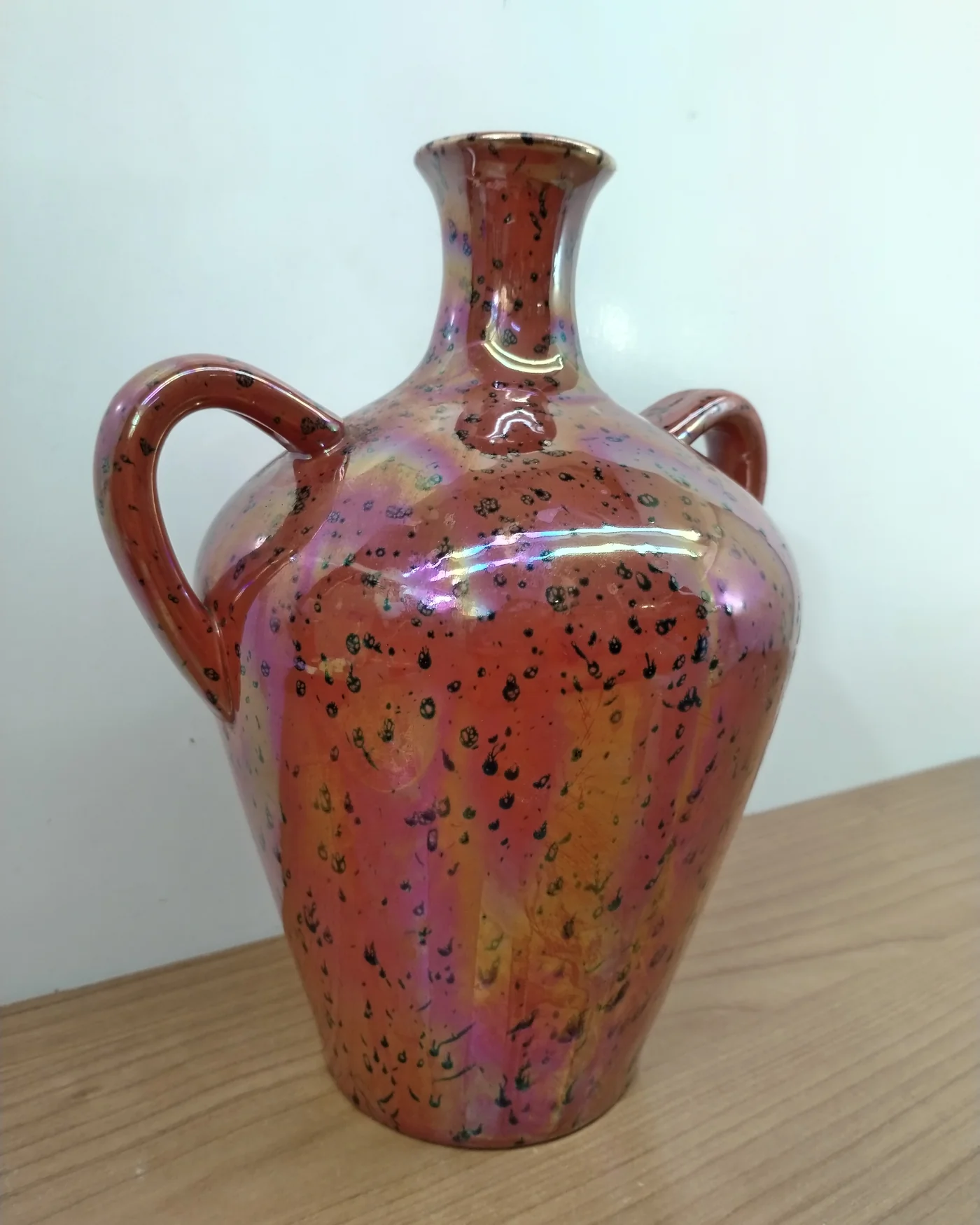 Jarrón decorativo de cerámica con acabado iridiscente y asas - imagen 2