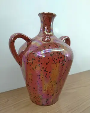 Jarrón decorativo de cerámica con acabado iridiscente y asas - miniatura 2