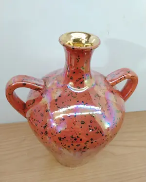 Jarrón decorativo de cerámica con acabado iridiscente y asas - miniatura 3