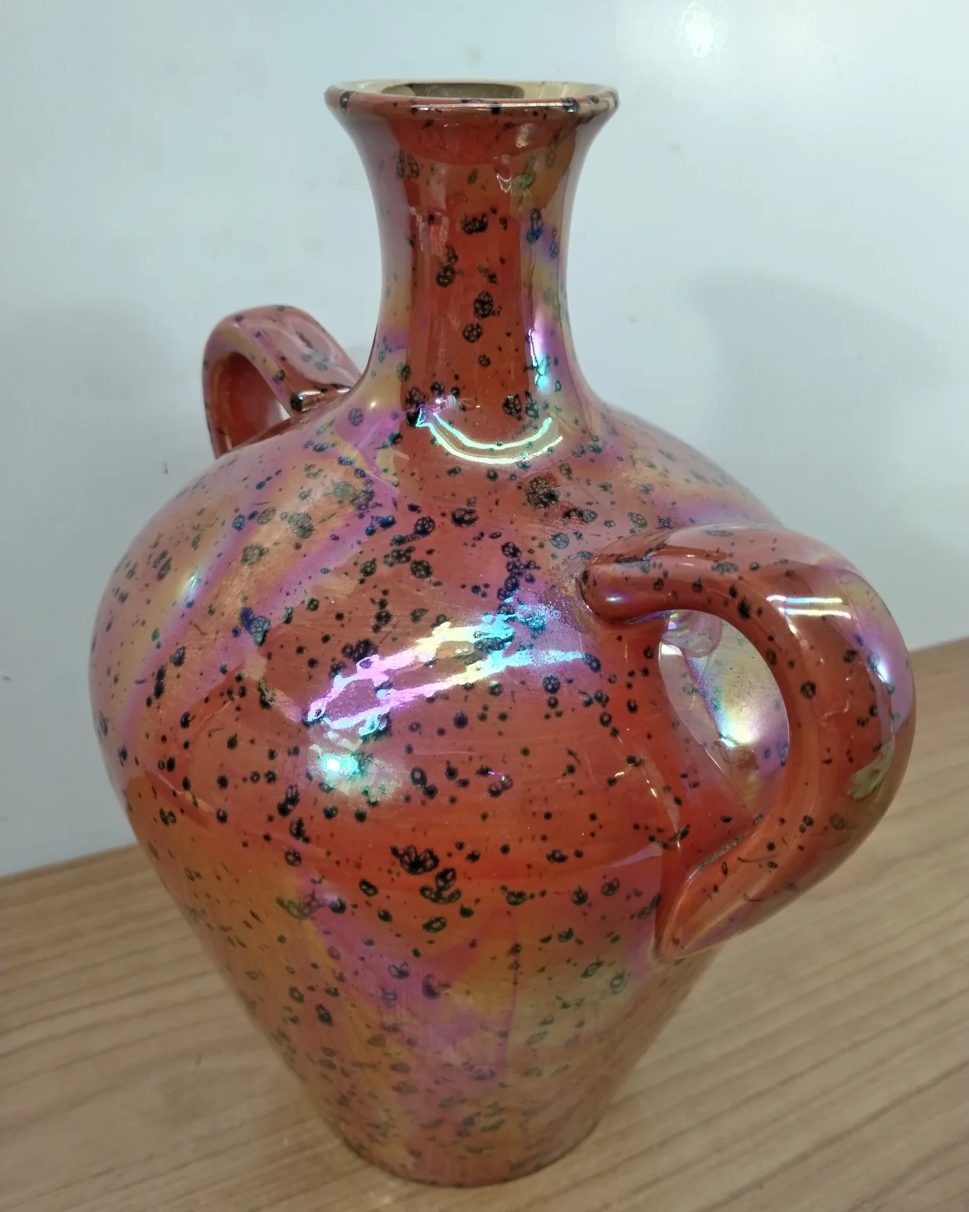 Jarrón decorativo de cerámica con acabado iridiscente y asas - imagen 4