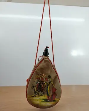 Cantimplora de cuero con ilustración de toros - miniatura 1