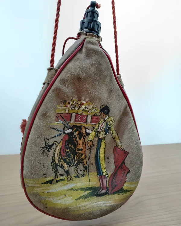 Cantimplora de cuero con ilustración de toros