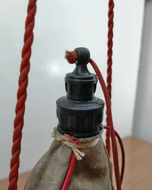 Cantimplora de cuero con ilustración de toros - miniatura 4