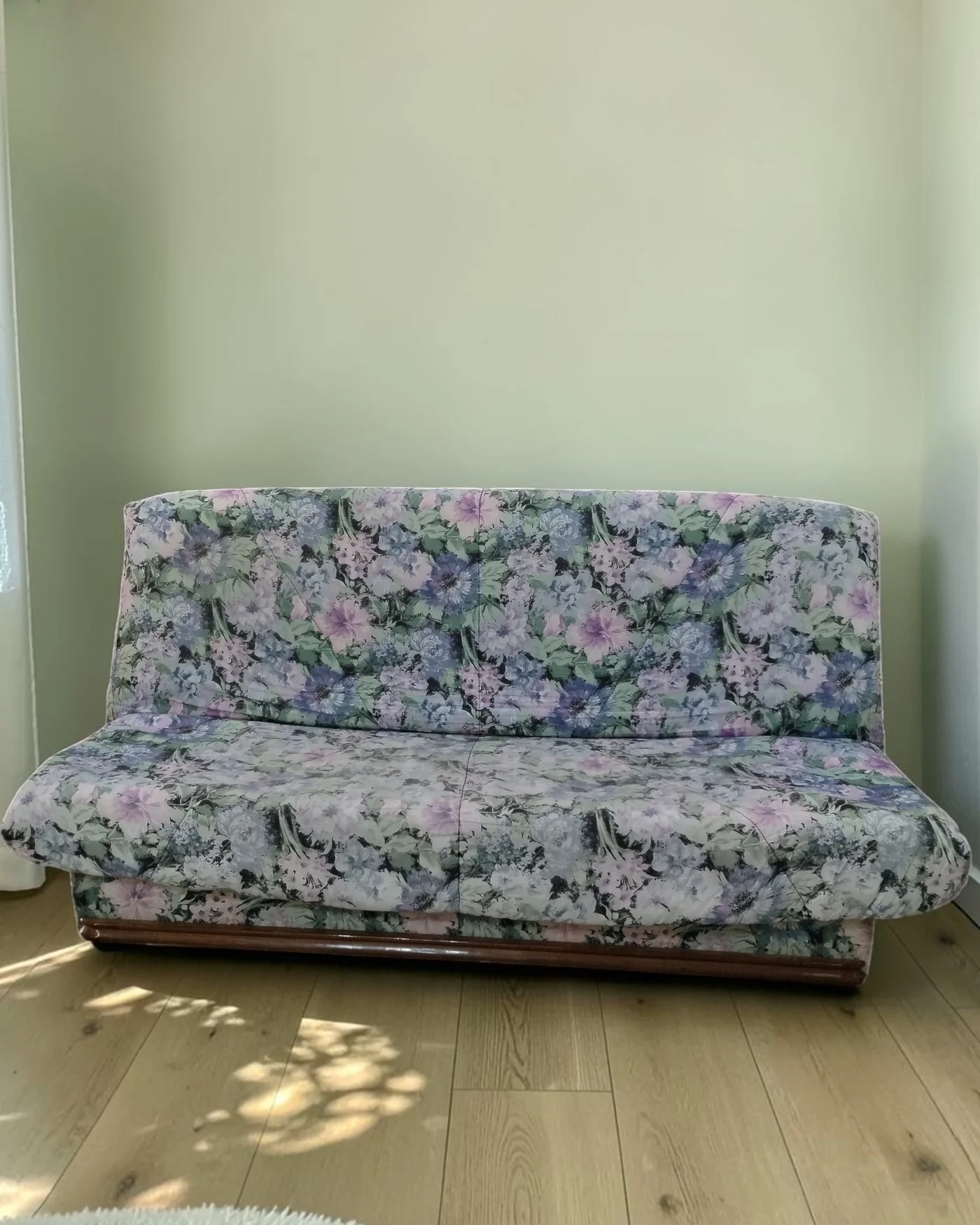Sofá cama clásico con estampado floral - imagen 1