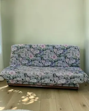 Sofá cama clásico con estampado floral - miniatura 1