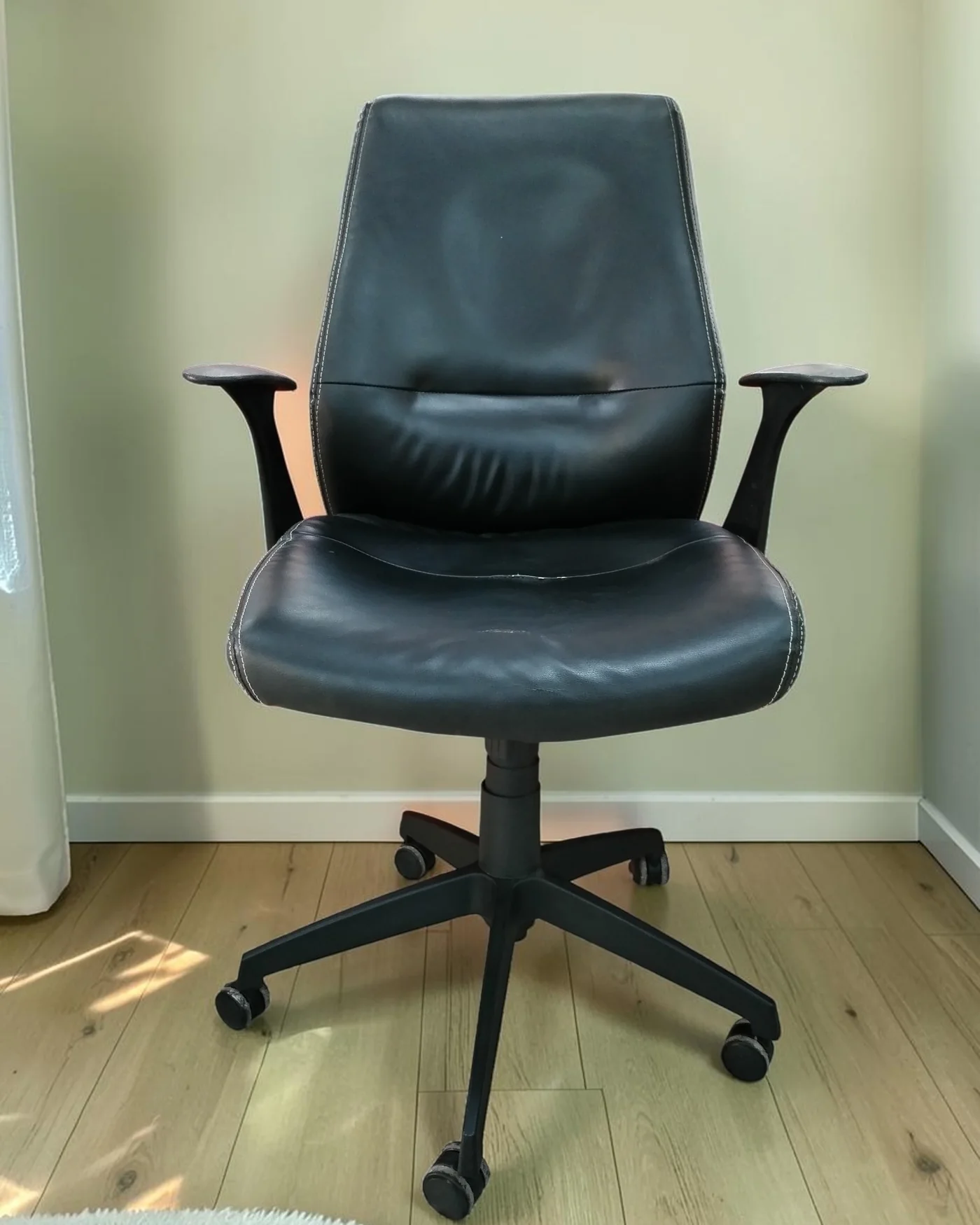 Silla de oficina de polipiel negra con ruedas - imagen 1