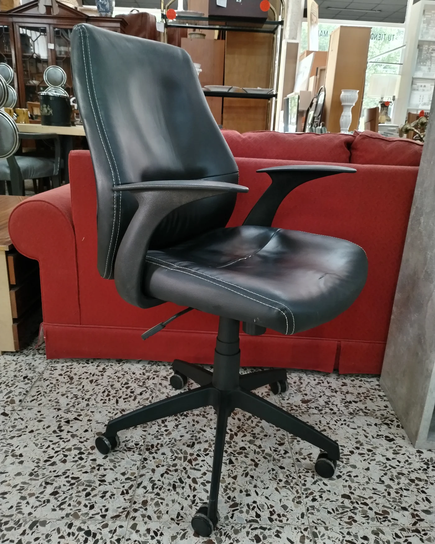 Silla de oficina de polipiel negra con ruedas - imagen 2