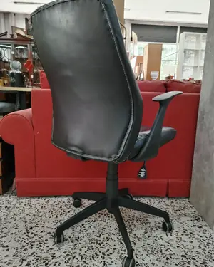 Silla de oficina de polipiel negra con ruedas - miniatura 3