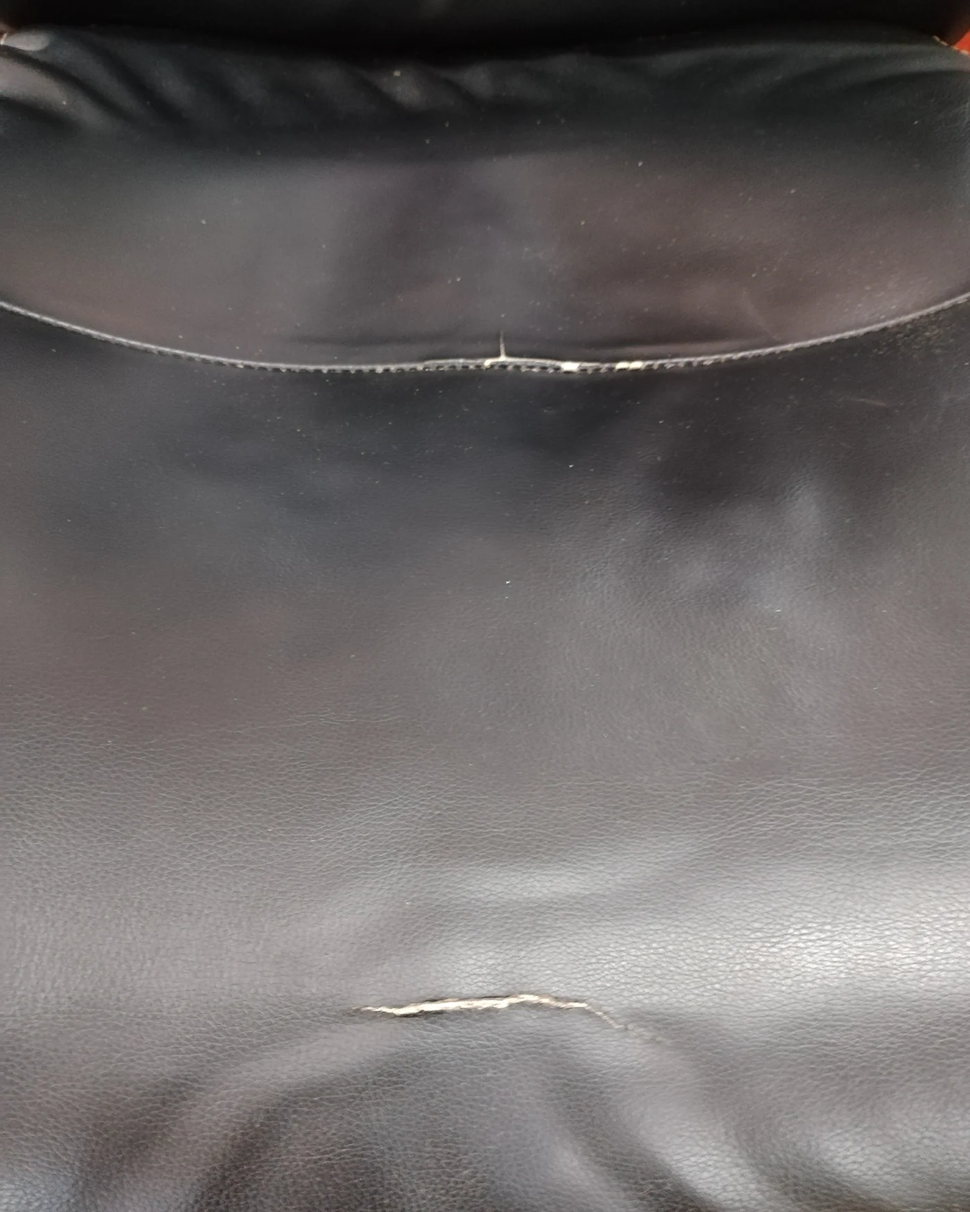 Silla de oficina de polipiel negra con ruedas - imagen 4