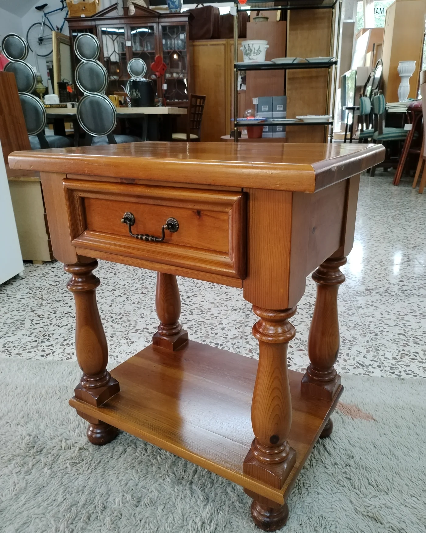 Mesita de noche de pino con un cajón - imagen 2