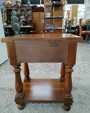 Mesita de noche de pino con un cajón - miniatura 4