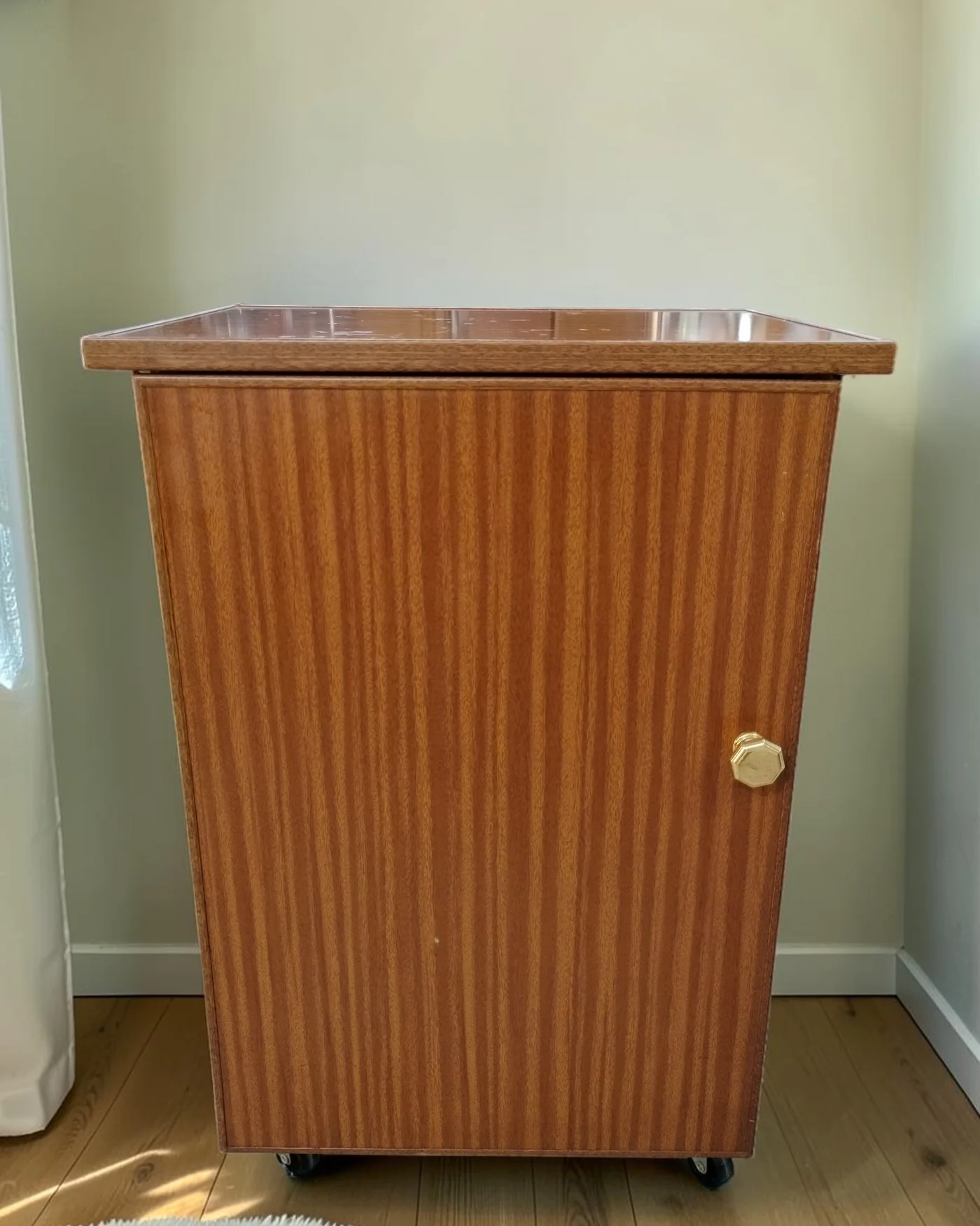 Mueble de almacenaje vintage con ruedas - imagen 1