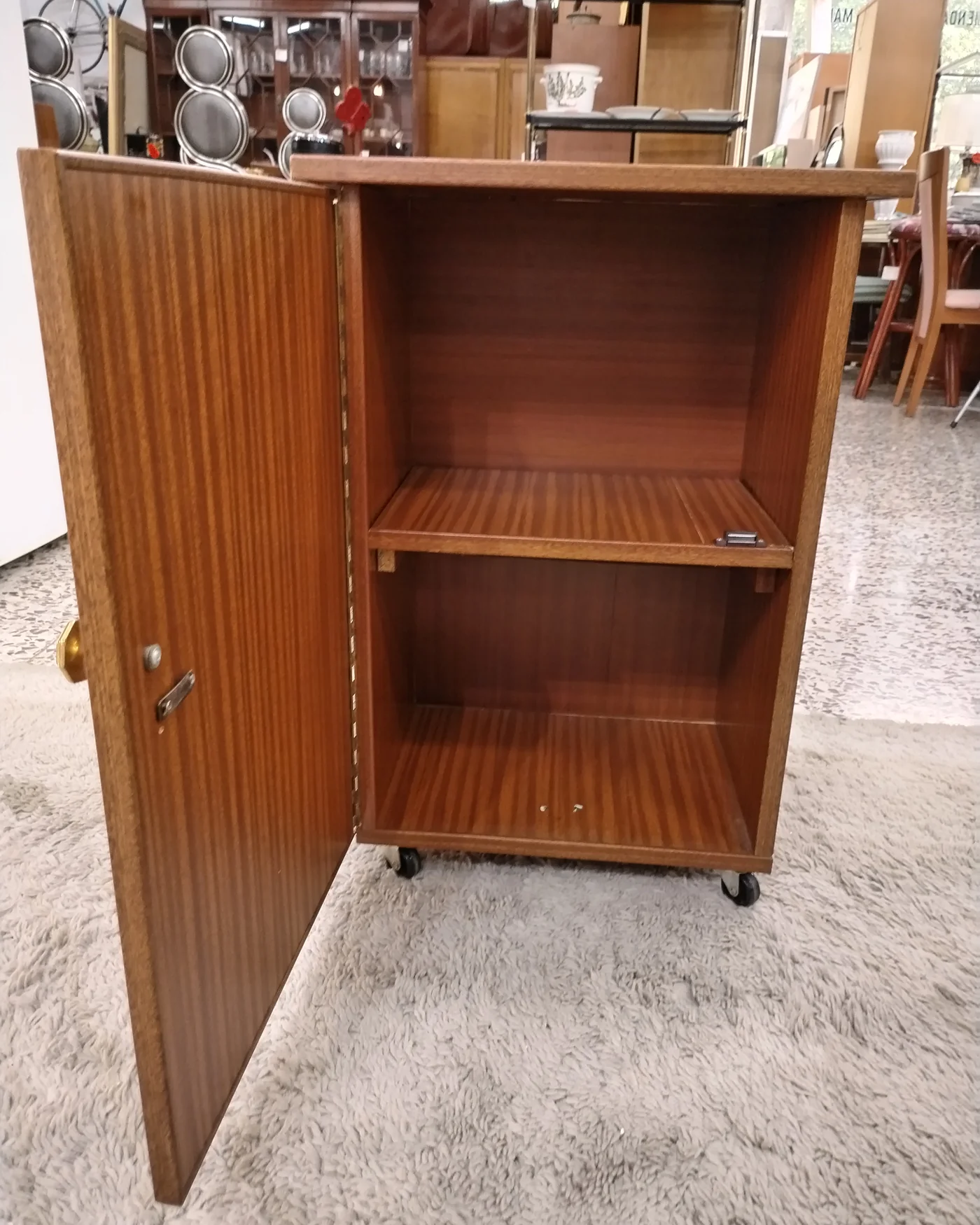 Mueble de almacenaje vintage con ruedas - imagen 3