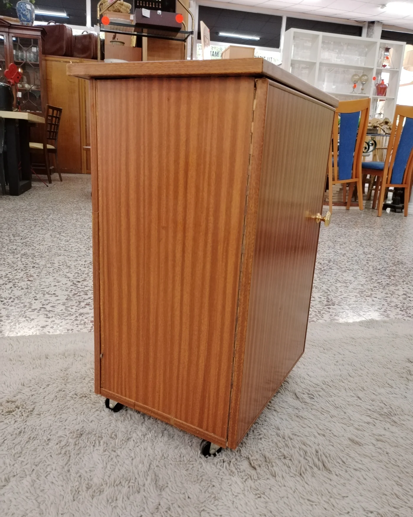 Mueble de almacenaje vintage con ruedas - imagen 4