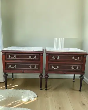 Pareja de mesitas de noche vintage con tapa de mármol - miniatura 1