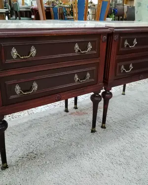 Pareja de mesitas de noche vintage con tapa de mármol - miniatura 2
