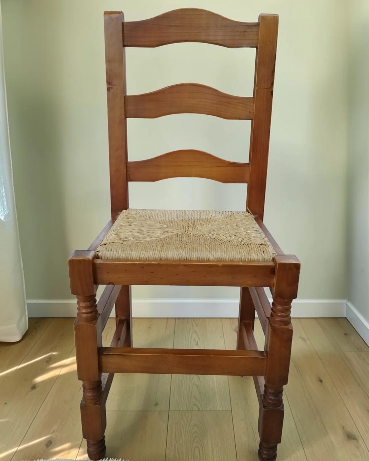 Silla de pino con asiento de mimbre - imagen 1