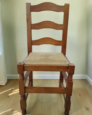 Silla de pino con asiento de mimbre - miniatura 1