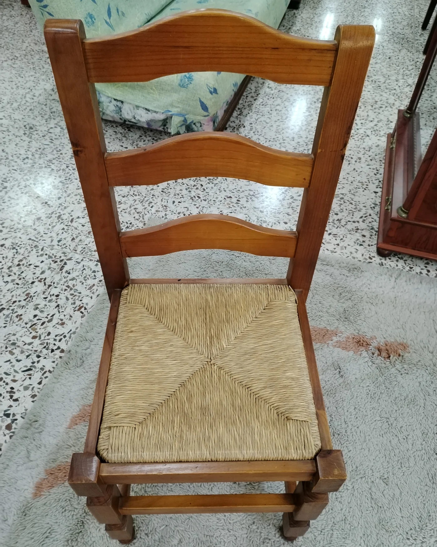 Silla de pino con asiento de mimbre - imagen 4