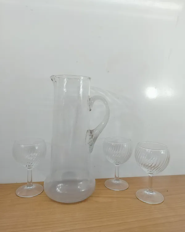 Conjunto de jarra y 3 copas de cristal