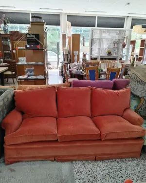 Sofá de tres plazas en terciopelo color naranja - miniatura 2