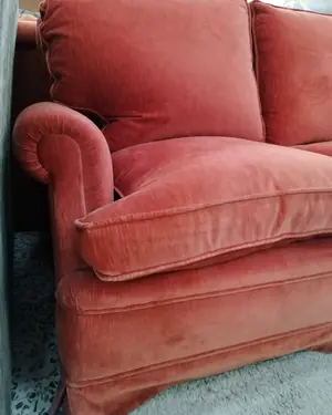 Sofá de tres plazas en terciopelo color naranja - miniatura 4