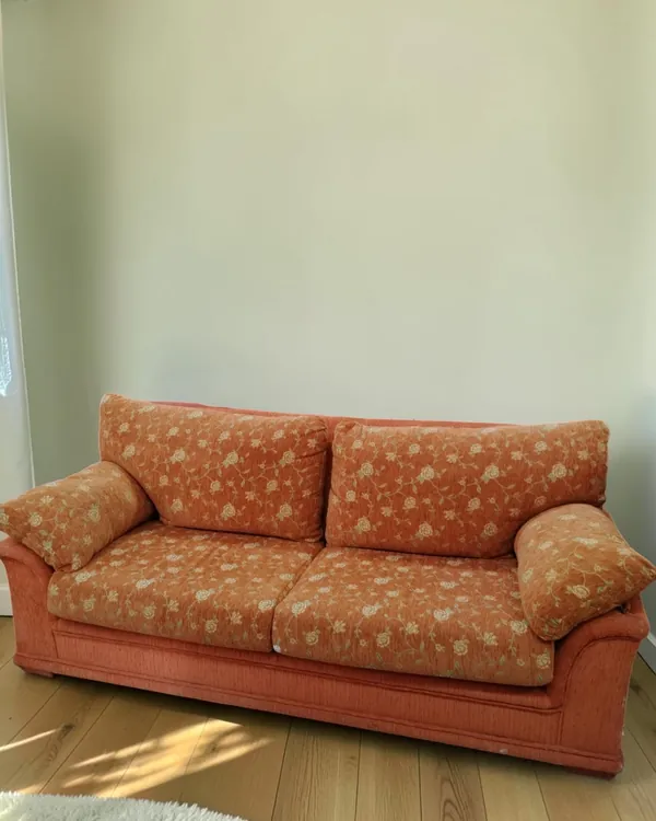 Sofá naranja de 2 plazas con estampado floral