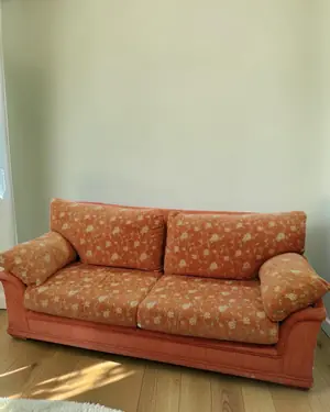 Sofá naranja de 2 plazas con estampado floral - miniatura 1