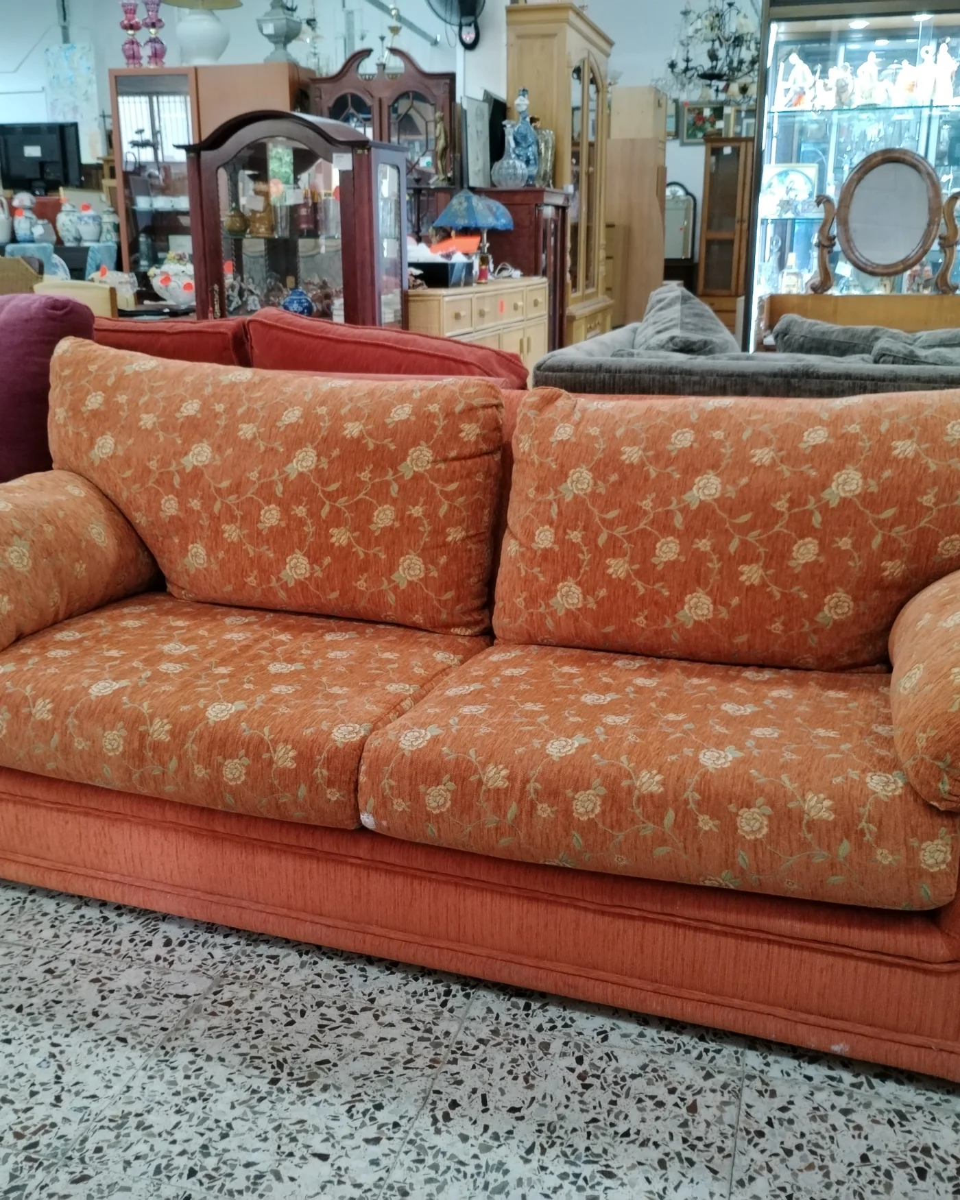 Sofá naranja de 2 plazas con estampado floral - imagen 2