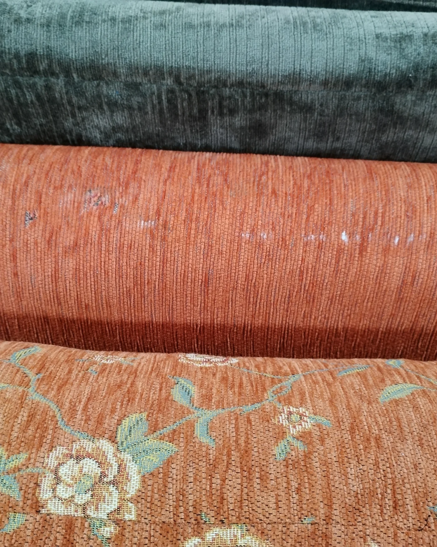 Sofá naranja de 2 plazas con estampado floral - imagen 4