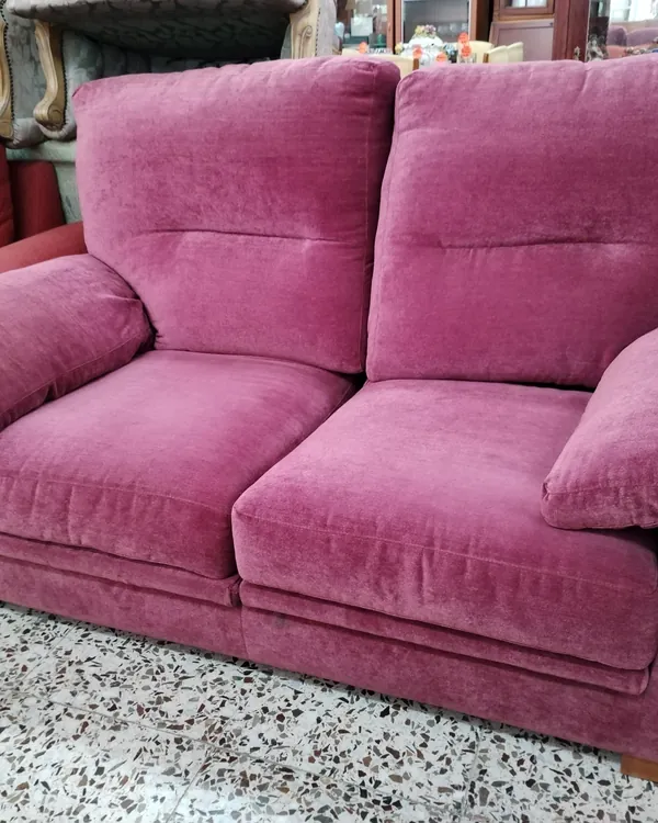 Sofá de dos plazas en terciopelo lila