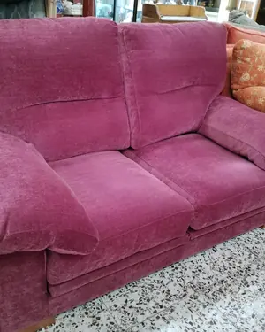 Sofá de dos plazas en terciopelo lila - miniatura 3