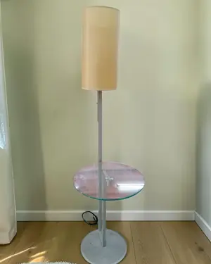 Lámpara de pie con mesa auxiliar - miniatura 1