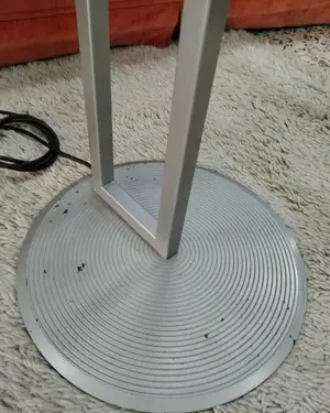 Lámpara de pie con mesa auxiliar - miniatura 4