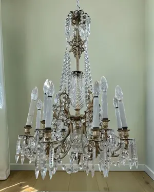 Lámpara de araña antigua con cristales y estructura metálica - miniatura 1